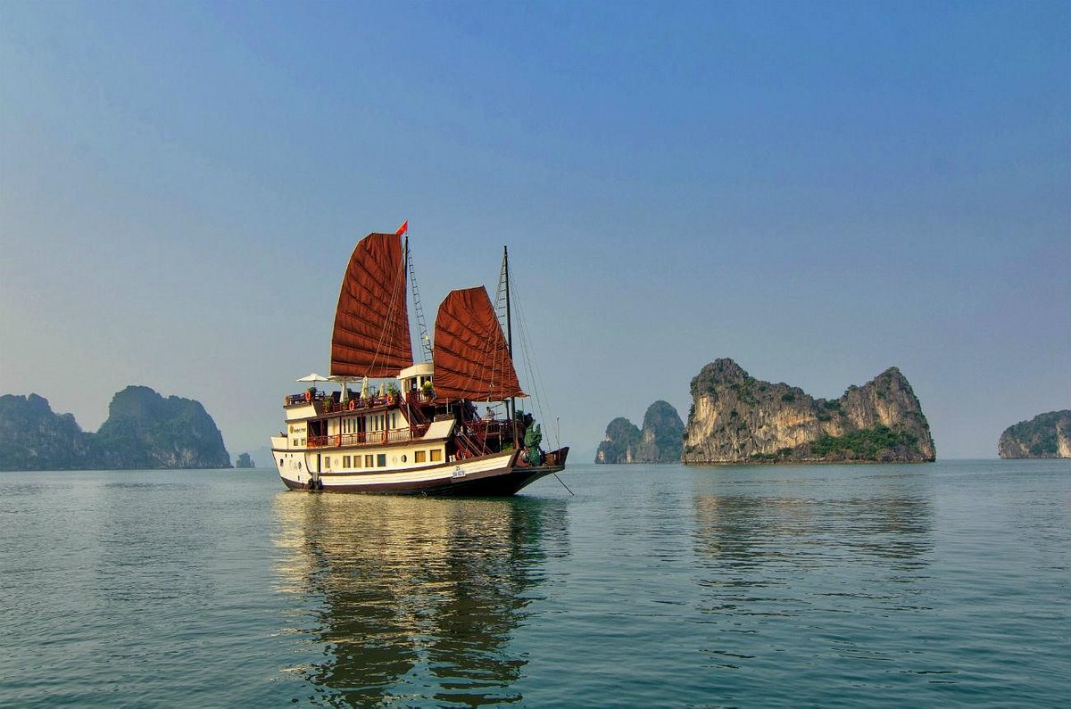 Bai Tu Long Bay Overview